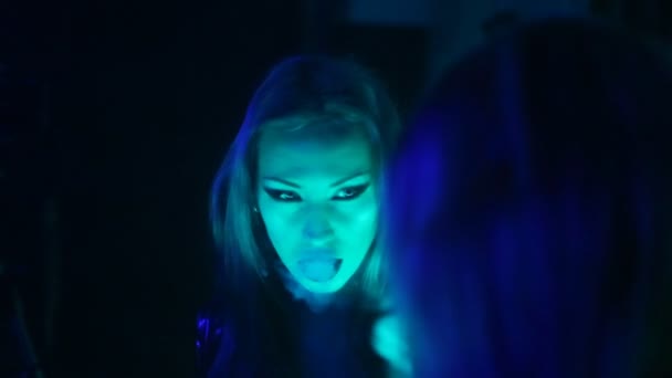 Night Party, nattliv. Vacker sexig kvinna avkopplande i Chill-out i en nattklubb — Stockvideo