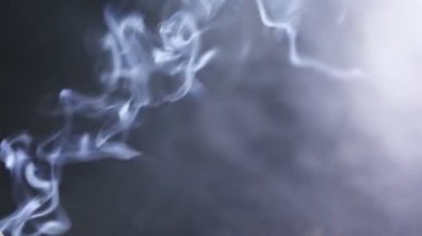 Karanlık bir arka plan üzerinde Tütsü Duman Hareketi