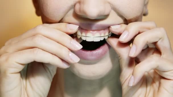 Hermosa chica sonriente con retenedor para los dientes, primer plano . — Vídeos de Stock