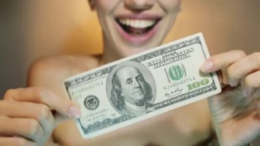Amerikan yüz doları Döviz Alım tutan güzel neşeli kadın.