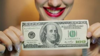 Amerikan yüz doları Döviz Alım tutan güzel neşeli kadın.