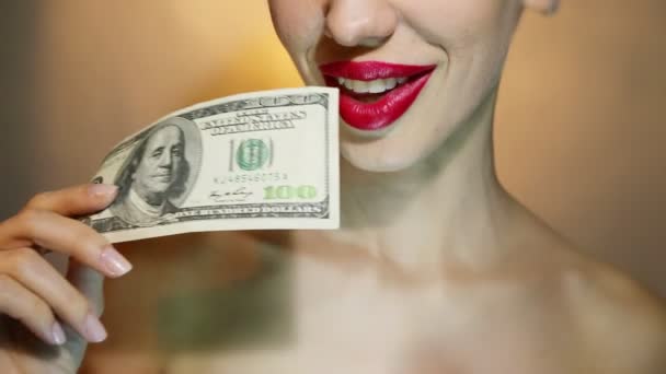 Krásné radostné žena drží americká sto dolar měny.