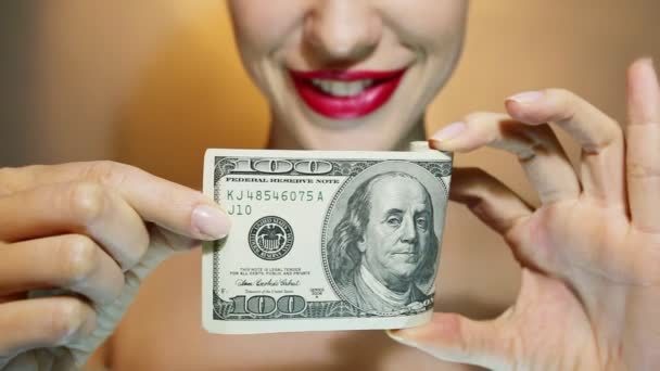 Hermosa mujer alegre sosteniendo moneda de cien dólares estadounidenses . — Vídeos de Stock