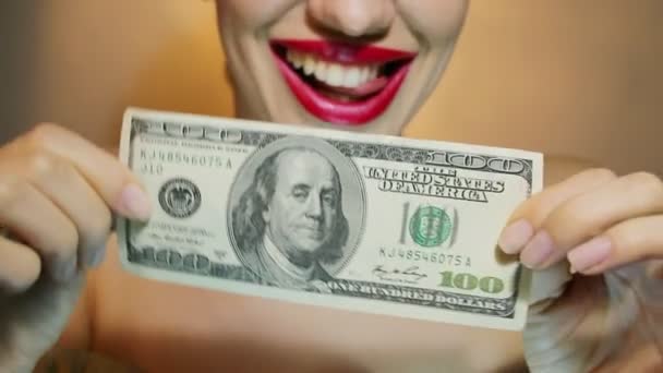 Vackra glada kvinna med amerikanska hundra Dollar valuta. — Stockvideo