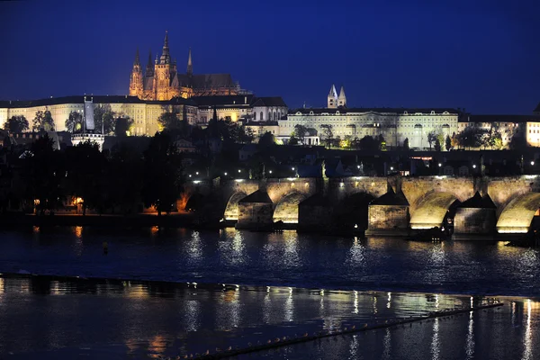 Nacht Prag - Prager Burg und Karlsbrücke — Stockfoto