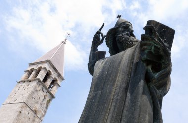 Kilise ve Grgur Ninski Split heykeli