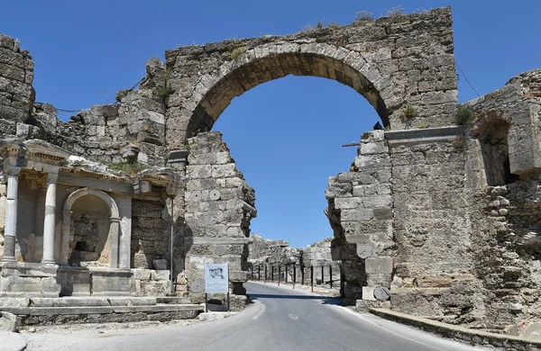Vespasianus kapu, Side, Törökország — Stock Fotó