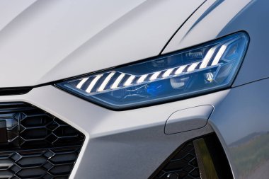 Yeni gri arabanın ön ışığı.