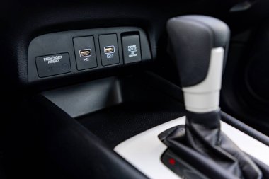 Bir arabanın içindeki USB portları