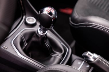 Yeni modern bir arabada vites değiştir.