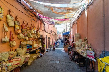 MARRAKESH, MoroCCO - 21 Ocak 2019 Marakeş, Fas 'ta sokak pazarı, 21 Ocak 2019