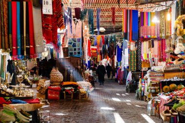MARRAKESH, MoroCCO - 21 Ocak 2019 Marakeş, Fas 'ta sokak pazarı, 21 Ocak 2019