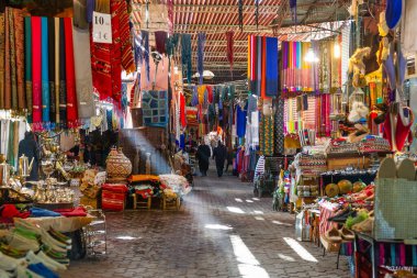 MARRAKESH, MoroCCO - 21 Ocak 2019 Marakeş, Fas 'ta sokak pazarı, 21 Ocak 2019