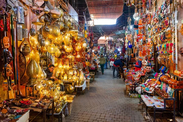 MARRAKESH, MoroCCO - 21 Ocak 2019 Marakeş, Fas 'ta sokak pazarı, 21 Ocak 2019