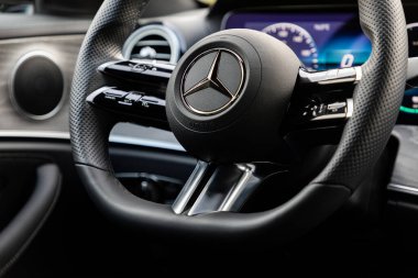 PRAG, CZECH Cumhuriyet - 3 Kasım 2020: Prag, Çek Cumhuriyeti 'nde Mercedes-Benz aracının direksiyon simidi, 3 Kasım 2020