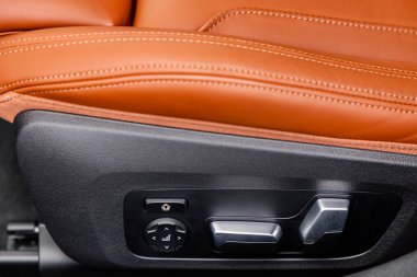 Modern bir arabada koltuk ayarları