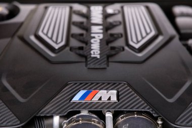 PRAG, CZECH Cumhuriyet - 15 Aralık 2020: Prag, Çek Cumhuriyeti BMW M serisi otomobilin motoru, 15 Aralık 2020
