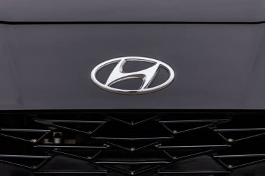 PRAG, CZECH Cumhuriyet - 6 Ocak 2021: Prag, Çek Cumhuriyeti 'nde Hyundai aracının logosu, 6 Ocak 2021