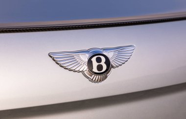 PRAG, CZECH Cumhuriyet - 11 Ocak 2021: Prag, Çek Cumhuriyeti 'nde Bentley aracının logosu, 11 Ocak 2021