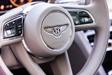 PRAG, CZECH Cumhuriyet - 11 Ocak 2021: Prag, Çek Cumhuriyeti 'nde Bentley aracının direksiyon simidi, 11 Ocak 2021