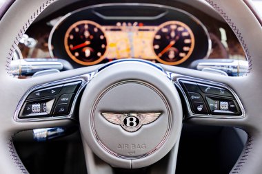 PRAG, CZECH Cumhuriyet - 11 Ocak 2021: Prag, Çek Cumhuriyeti 'nde Bentley aracının direksiyon simidi, 11 Ocak 2021