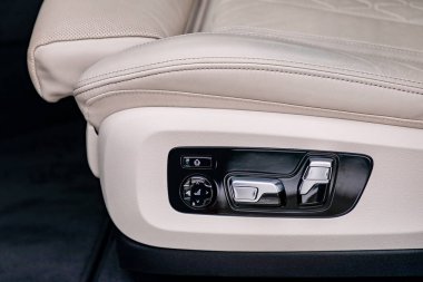 Lüks bir arabada koltuk kontrolleri.