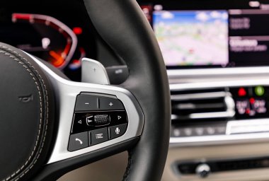 Yeni modern bir arabanın direksiyonunda düğmeler