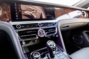 PRAG, CZECH Cumhuriyet - 11 Ocak 2021: Prag, Çek Cumhuriyeti 'nde lüks Bentley aracının içi, 11 Ocak 2021