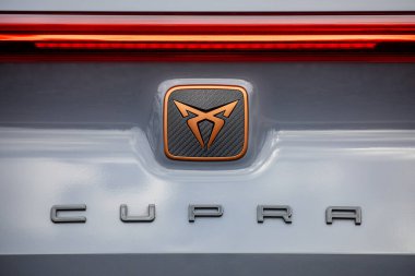 PRAG, CZECH Cumhuriyet - 16 Mart 2021: Prag, Çek Cumhuriyeti 'nde Cupra aracının logosu, 16 Mart 2021