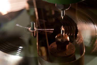 Vinil disk forma kayıt izler