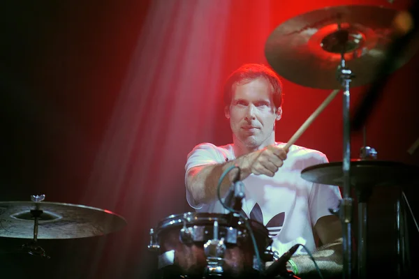 Famous football goalkeeper Petr Cech plays the drums — Stock Photo, Image