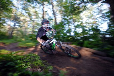 Bir ormanda sürme motorcu