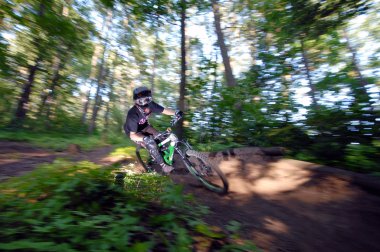 Bir ormanda sürme motorcu