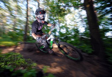 Bir ormanda sürme motorcu