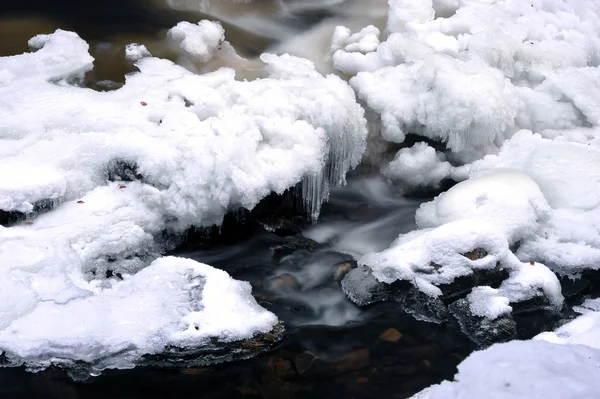 舒马瓦山山区冬季河 — 图库照片