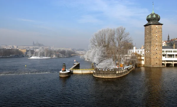 Invierno Praga, río Moldava y torre Manes — Foto de Stock