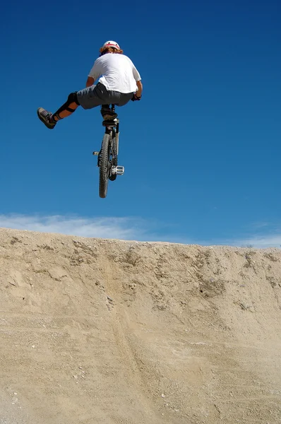 Motociclista de salto en el parque de estilo libre — Foto de Stock