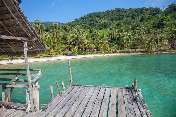 La playa en una isla tropical — Foto de Stock