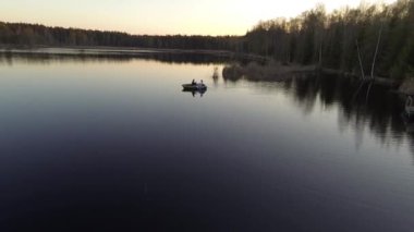 Genç romantik tekne geceleri gölde aşk