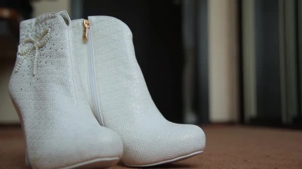 Beyaz gelinlik ayakkabıları — Stok video