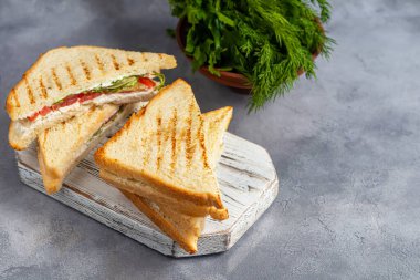 Jambonlu sandviç, peynir, taze domates, salata ve kızarmış ekmek. Eve teslim.