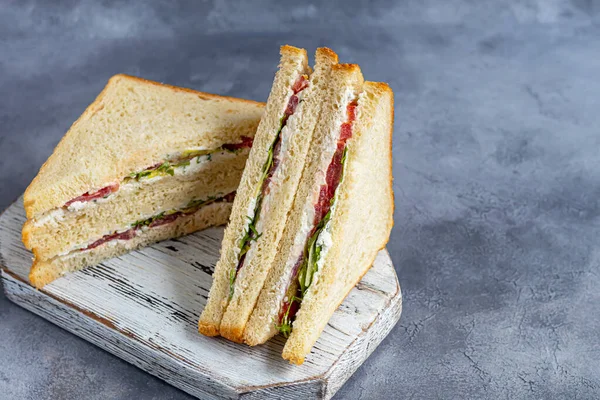 Sanduíche com presunto, queijo e tomate fresco, salada e pão torrado. Entrega em domicílio. — Fotografia de Stock