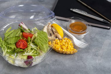 Ev yapımı tek kullanımlık bulaşıklar. Salatalı pilav ve haşlanmış tavuk. Karantina, tecrit. Boşluğu kopyala