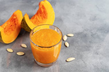 Tarçınlı taze balkabağı suyu, sonbahar içeceği konsepti. Vitamin içeceği. Boşluğu kopyala.