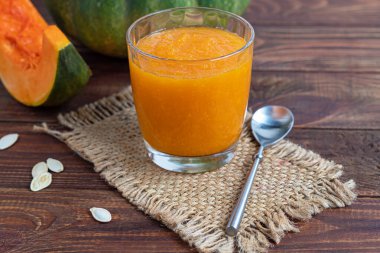 Tarçınlı taze balkabağı suyu, sonbahar içeceği konsepti. Vitamin içeceği. Boşluğu kopyala.