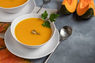 Ekşi kremalı taze kabak kremalı çorba. Sonbahar öğle yemeği konsepti. Diyet, sağlıklı bir yemek. Boşluğu kopyala.