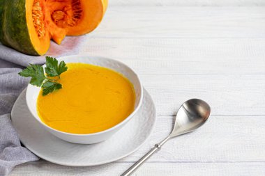Ekşi kremalı taze kabak kremalı çorba. Sonbahar öğle yemeği konsepti. Diyet, sağlıklı bir yemek. Boşluğu kopyala.