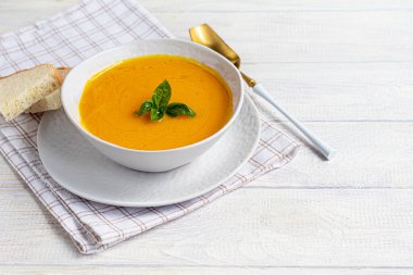 Ekşi kremalı taze kabak kremalı çorba. Sonbahar öğle yemeği konsepti. Diyet, sağlıklı bir yemek. Boşluğu kopyala.