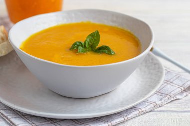 Ekşi kremalı taze kabak kremalı çorba. Sonbahar öğle yemeği konsepti. Diyet, sağlıklı bir yemek. Boşluğu kopyala.