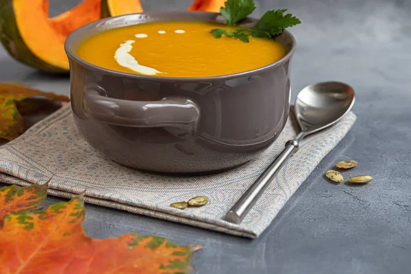 サワークリームと新鮮なカボチャのクリームスープ 秋のランチコンセプト 健康的な料理 スペースのコピー — ストック写真